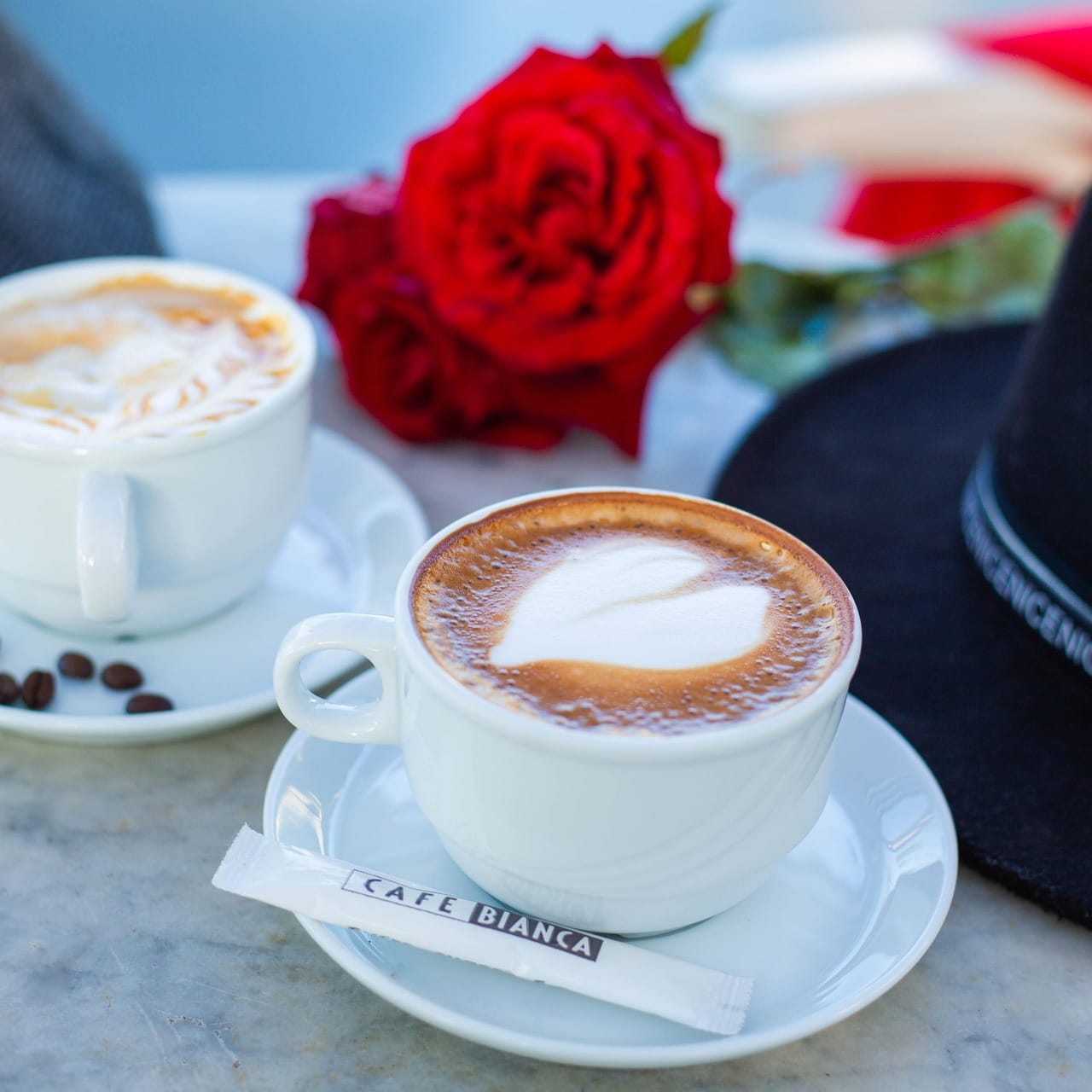 Kahvikupissa kerma sydänkuviolla